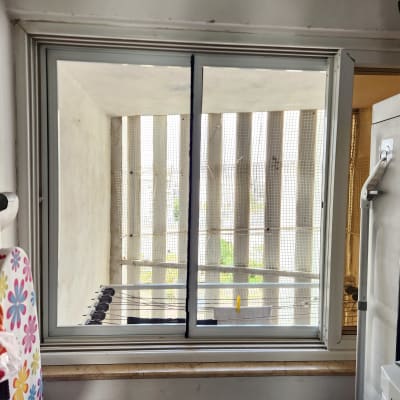חלון אלומיניום עם רשת ומתקן כביסה