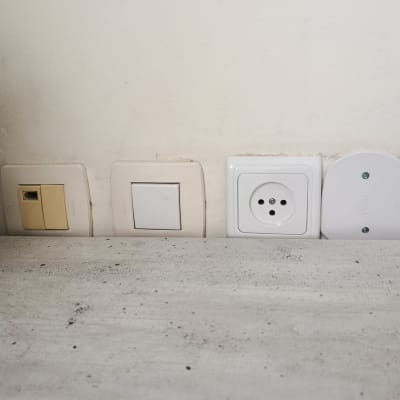 שקעים ומתגים על קיר ליד שולחן