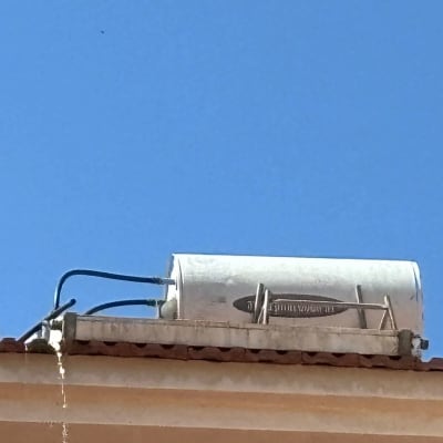 אדם על גג עם דוד שמש