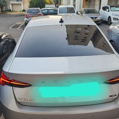 מכונית סקודה עם שמשה אחורית כהה בחניון