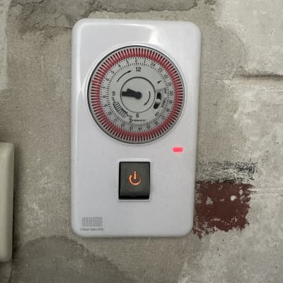 טיימר חשמלי עם כפתור הפעלה מואר