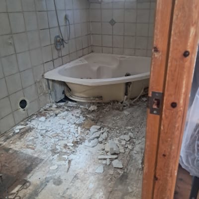 חדר אמבטיה בשיפוץ עם אריחים שבורים