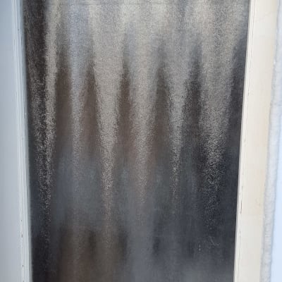 זכוכית מחוספסת עם מסגרת עץ לבנה