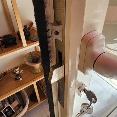 מנעול ודלת עם מפתח בתחום המנעולנות