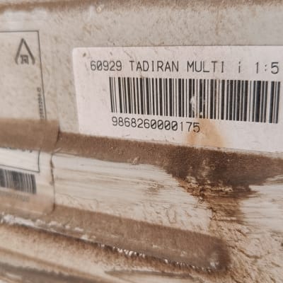 מדבקה על יחידת מיזוג אוויר עם שם דגם וברקוד