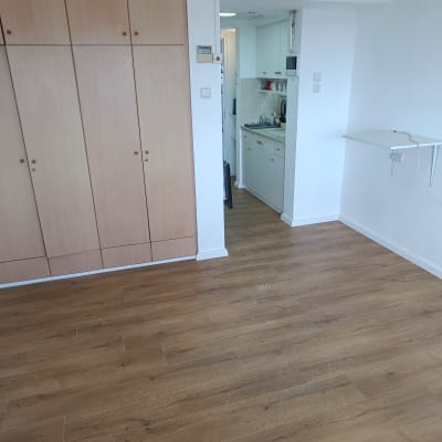 רצפת פרקט עץ חום בחדר פנימי מואר