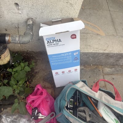 כלי עבודה וצנרת ליד קופסת מסנן מים