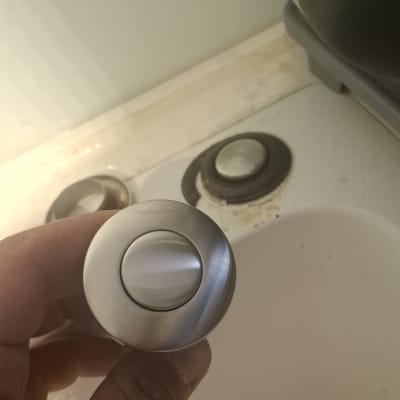 כיור עם חלקי ברז נירוסטה