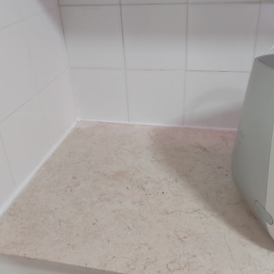 שיש מטבח עם אריחי קרמיקה לבנים