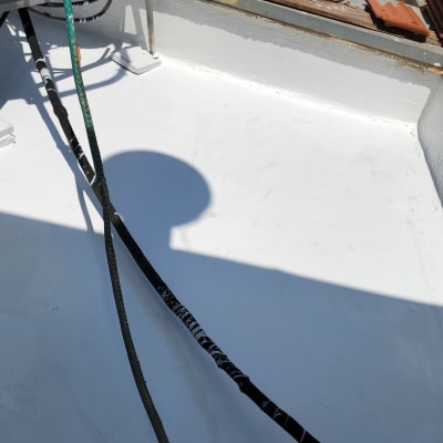 צינורות על גג אטום בלבן עם צללים