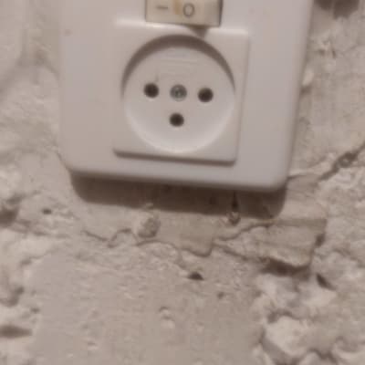 שקע חשמל עם מתג על קיר