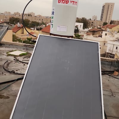 דוד שמש עם קולטים על גג בניין