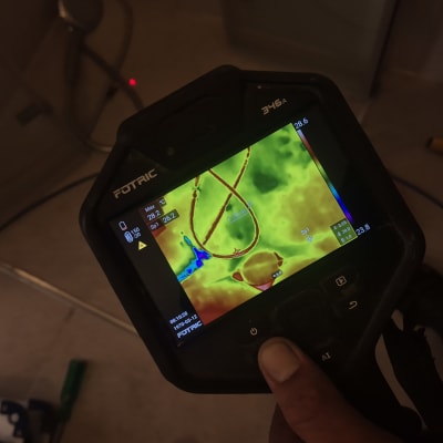 מכשיר תרמי לאיתור נזילות מים על רצפה