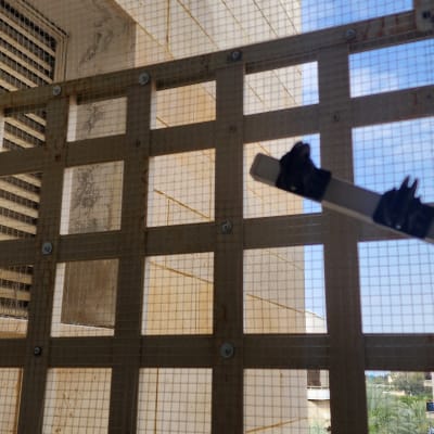 רשת מתוחה על מסגרת עץ למניעת כניסת יונים