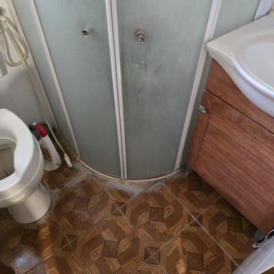 חדר אמבטיה עם שירותים, כיור ומקלחון