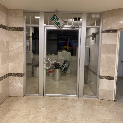 דלי ומטאטא ליד דלת זכוכית