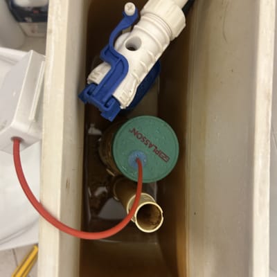 מיכל הדחה עם חלקים פנימיים וצינור