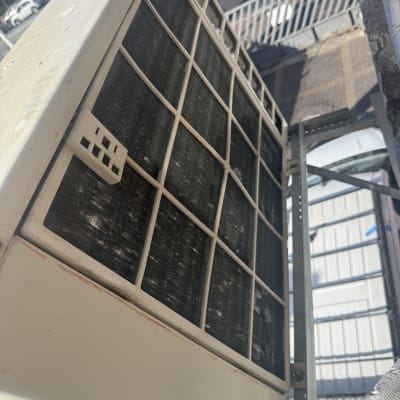 יחידת מזגן חיצונית מותקנת על קיר חיצוני