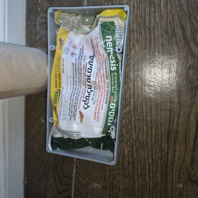 חומרי הדברה בקופסה על רצפה