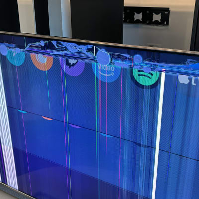 מסך טלוויזיה שבור עם קווים צבעוניים