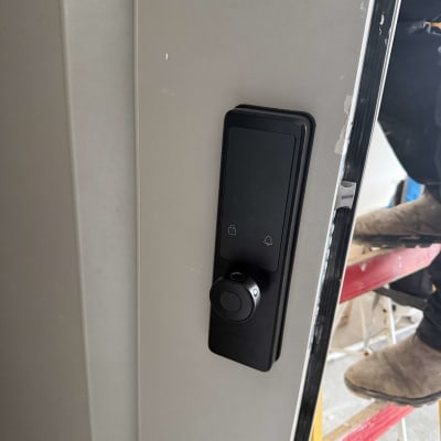 מנעול דיגיטלי מותקן על דלת אפורה