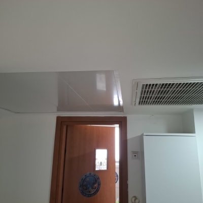 תריס מיזוג אוויר חוזר המותקן בהנמכת גבס מעל פתח חדר