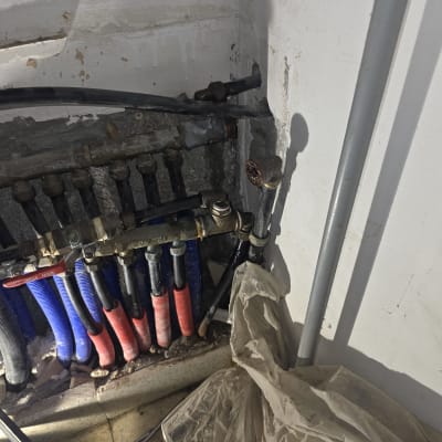 צינורות מים וכלי עבודה בפינת קיר