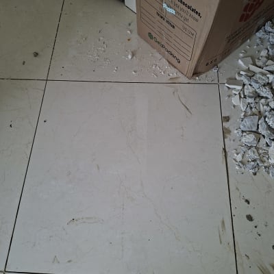 ארגז קרטון ופסולת בנייה על רצפה