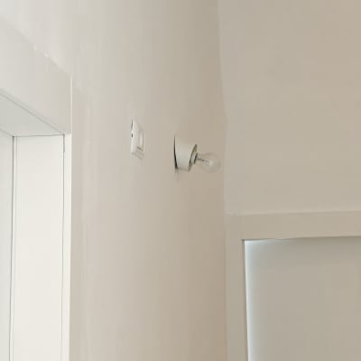 נורה חשמלית מותקנת על קיר לבן