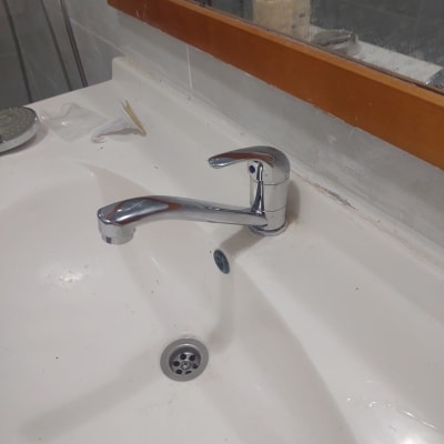 ברז כיור בחדר אמבטיה עם מראה