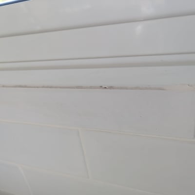 אריחי קרמיקה לבנים עם רווחים למילוי