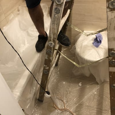 סולם עם צבע, רגליים, כיסוי פלסטיק על הרצפה