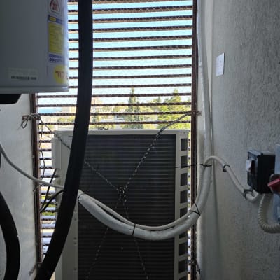 יחידת מיזוג אוויר עם רשת למניעת יונים