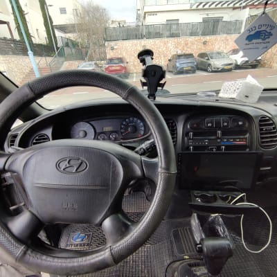 הגה רכב עם שלט עיניים בגב