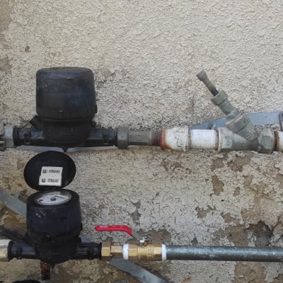 צינורות מים עם מד מים וברזים