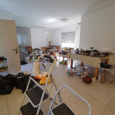 סולם, מגבות נייר, שולחן עם כלים ומכשירי מטבח