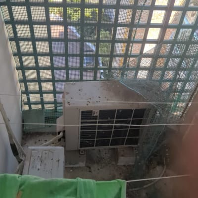 רשת למניעת כניסת יונים על מזגן במרפסת