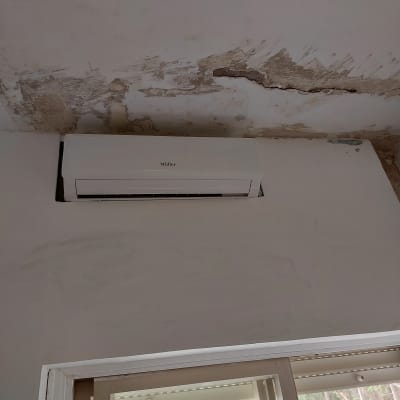 קיר עם קילופי צבע ותקרה מתקלפת