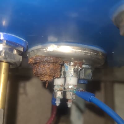 חיבורים חשמליים חלודים על דוד שמש