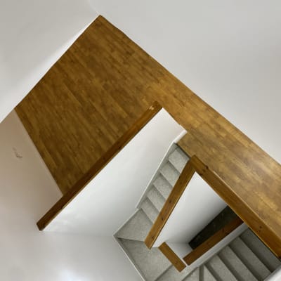 מדרגות עץ וניקיון הרצפה