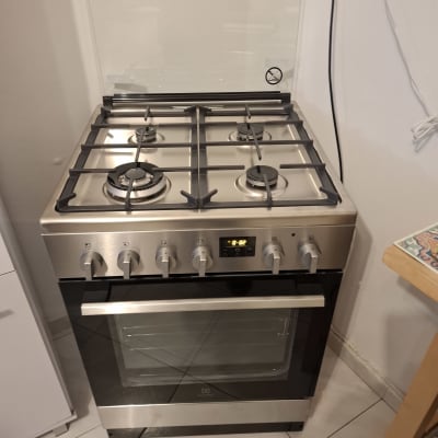 תנור גז עם כיריים במטבח ביתי