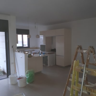 סולם, דלי צבע ומגש צביעה בחדר