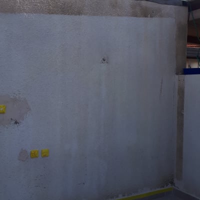 קיר עם סימני תיקון, סרט דבק צהוב, מגש צבע