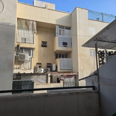 התקנת רשת נגד יונים להגנת מרפסת בבניין מגורים