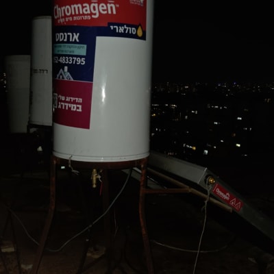 דוד שמש מותקן על גג בלילה עם תווית כרומגן