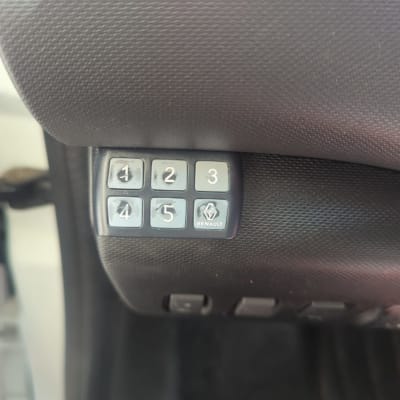 לוח מקשים ברכב עם כפתורים ממוספרים ולוגו רנו