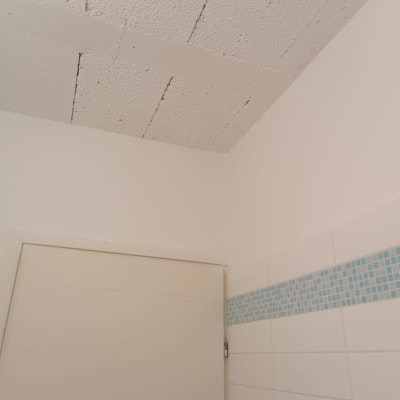 תקרה צבועה בלבן עם קווים שחורים