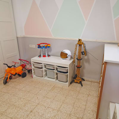 ארון לבן, צעצועים, קופסאות אחסון, קסדה, שולחן