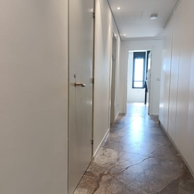 מסדרון עם קירות ודלתות צבועים בלבן