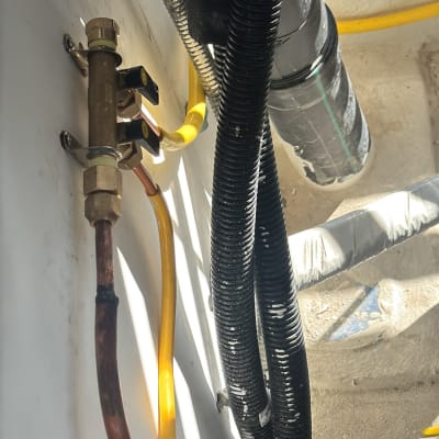 התקנת מרכזיית גז עם ברזים, צנרת נחושת וצינורות גז צהובים
